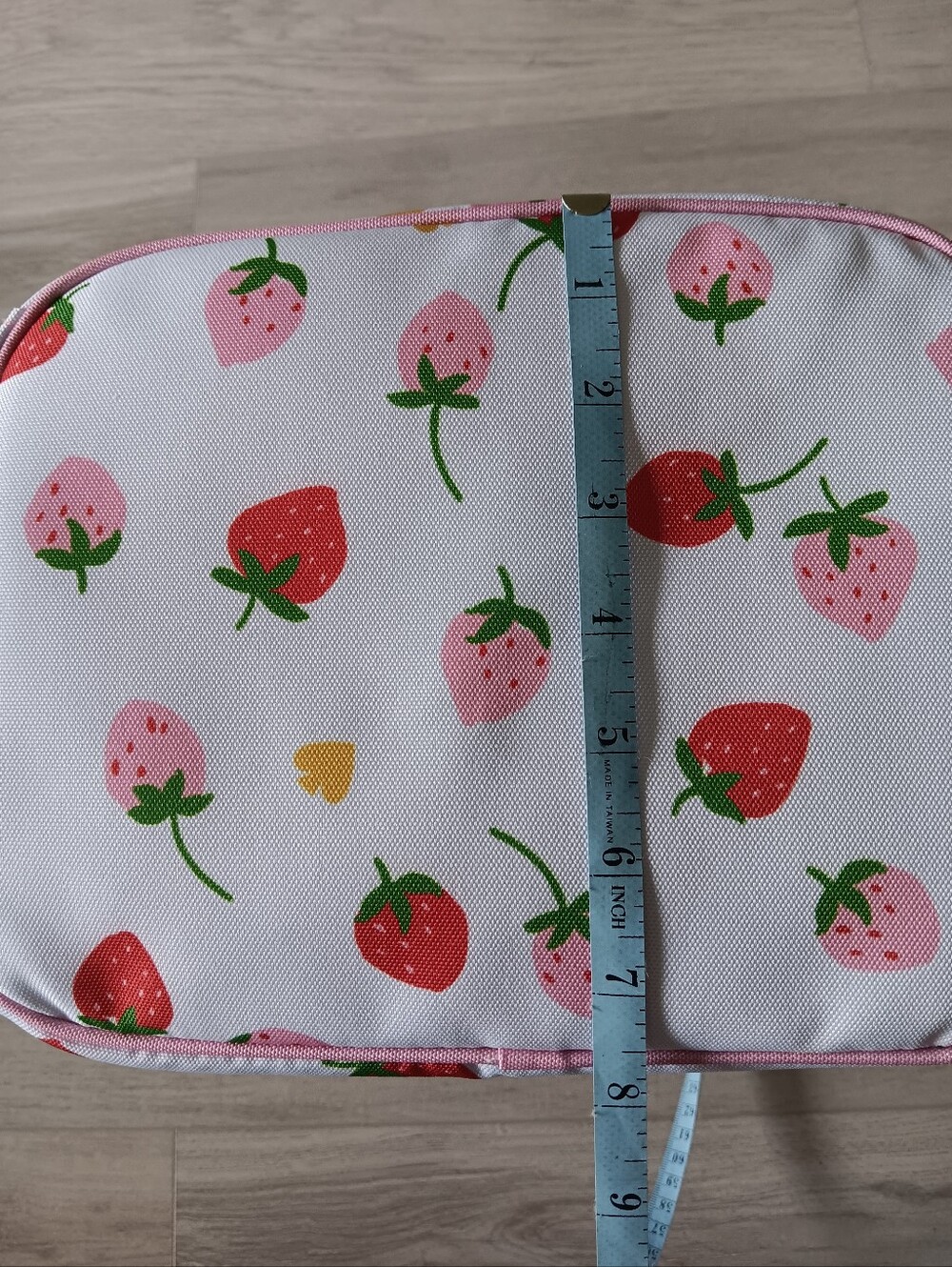 Kate Spade Cooler Backpack Strawberries White Pink Green Straps Insulated NEW - Picture 9 of 13
